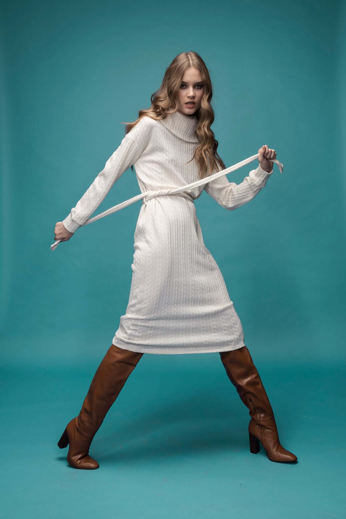 rochie alba crosetata cu guler si maneca lunga