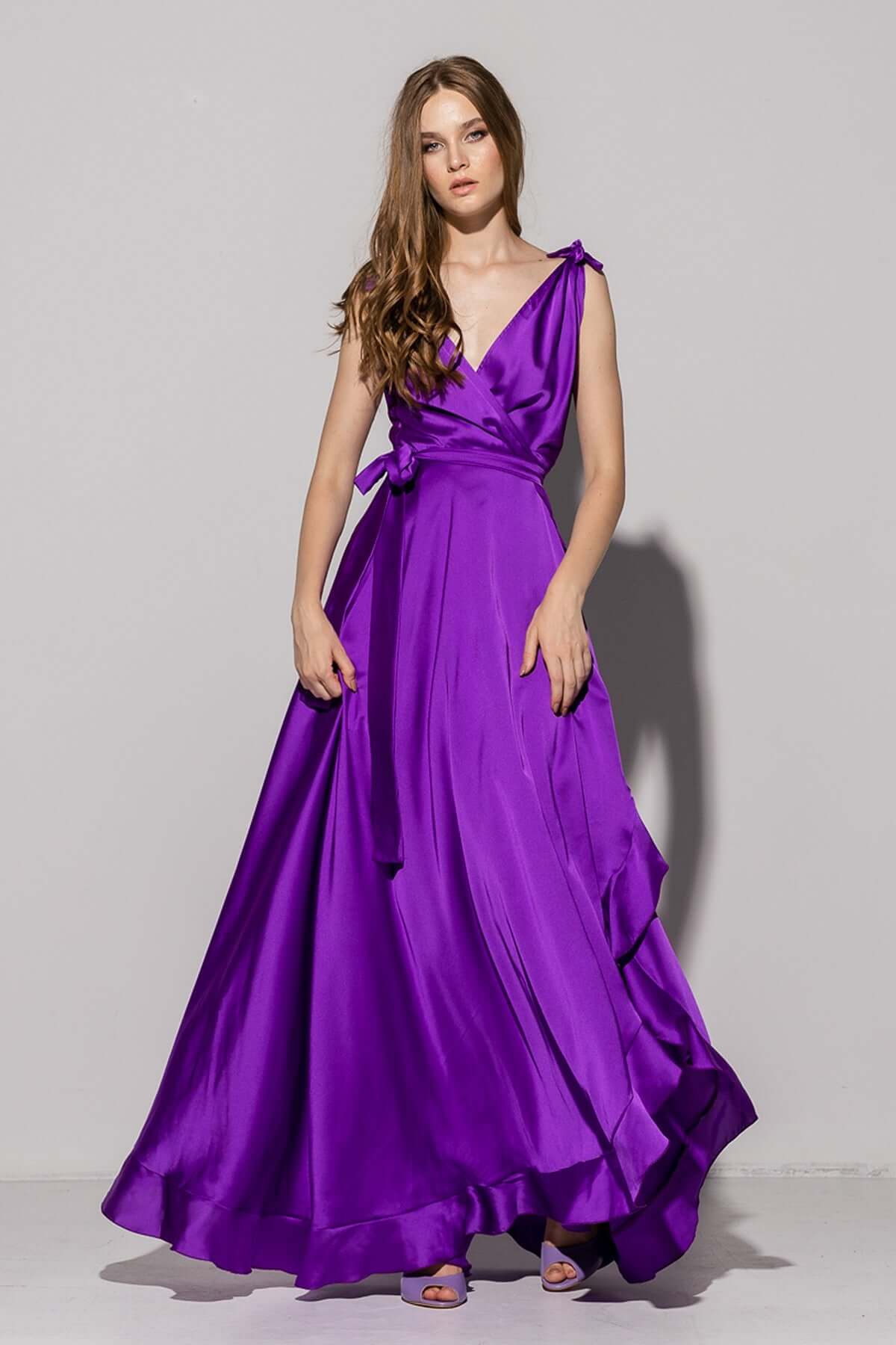 rochie lunga vaporoasa mov cu cordon si volanase