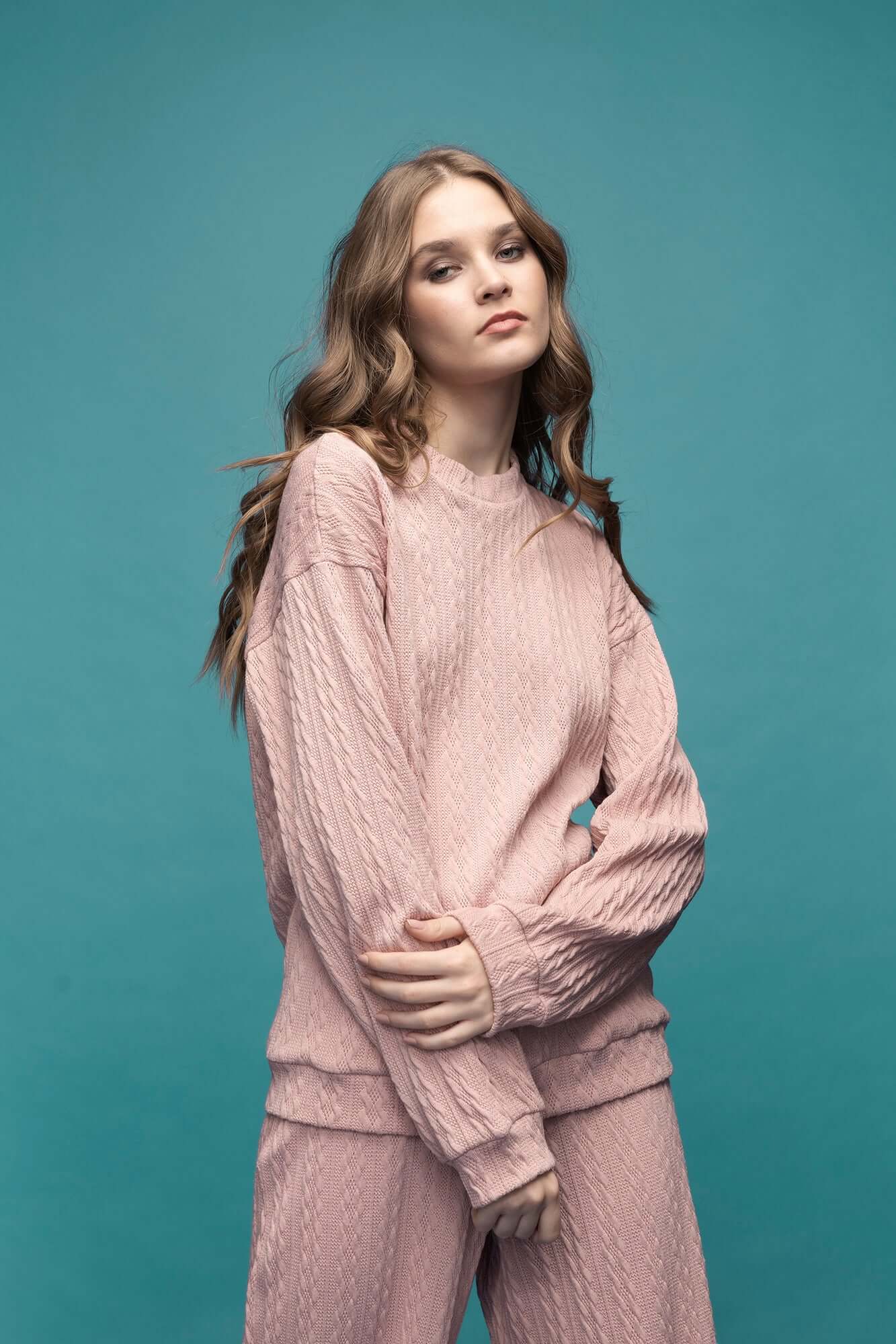 pantaloni lungi roz crosetati bluza roz crosetata cu maneca lunga