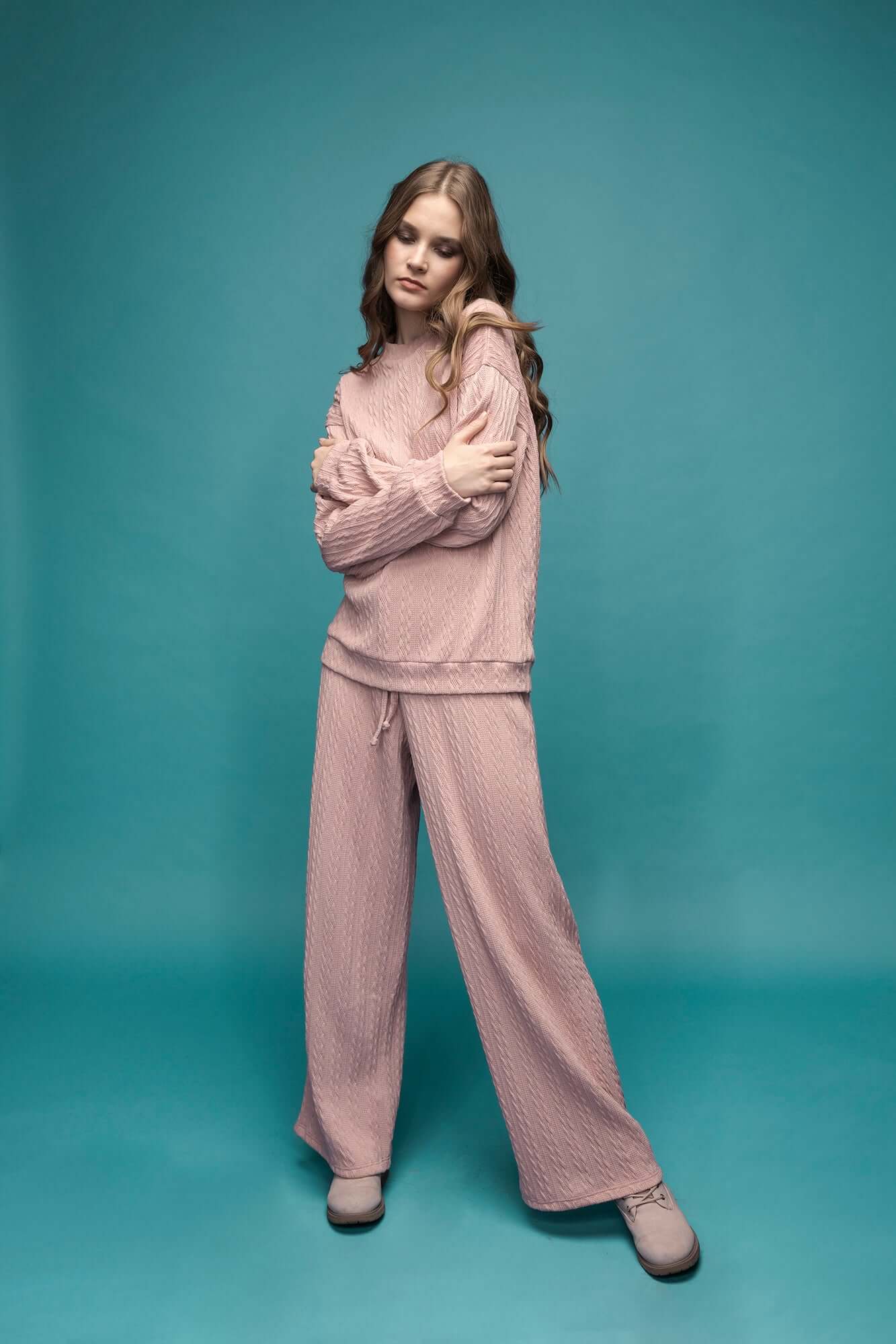 pantaloni lungi roz crosetati bluza roz crosetata cu maneca lunga