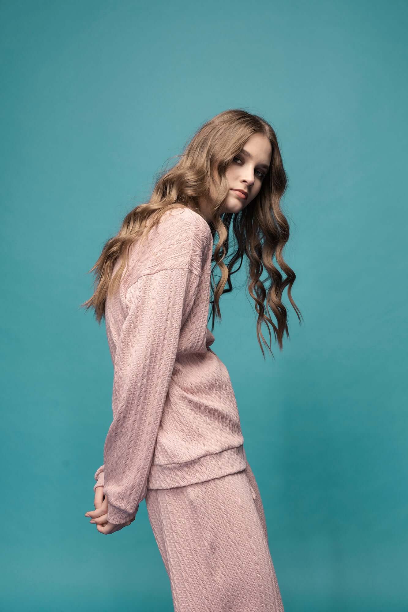 pantaloni lungi roz crosetati bluza roz crosetata cu maneca lunga