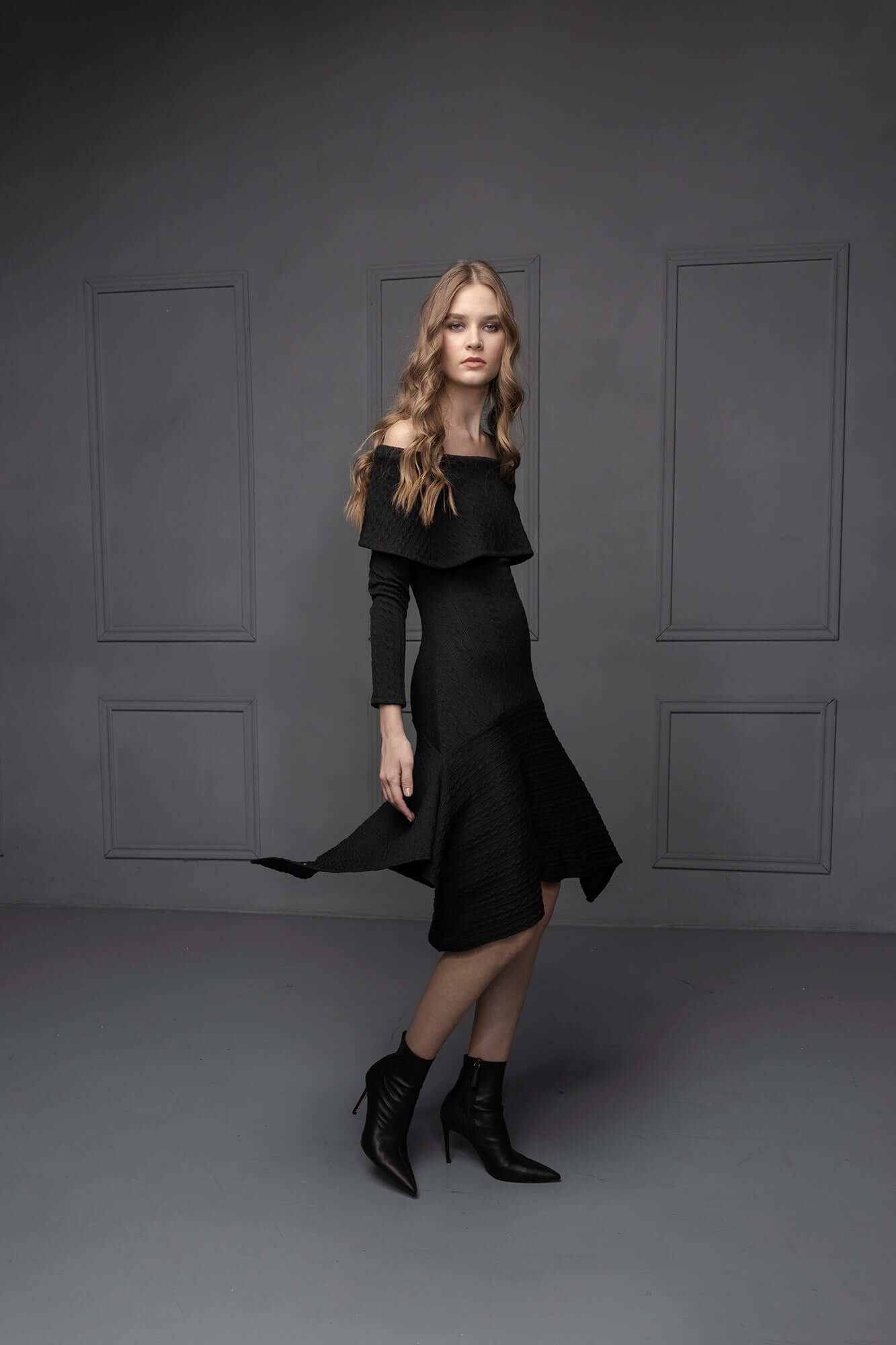 Rochie Mini din Tricot cu Umeri Goi, Neagra, Rune