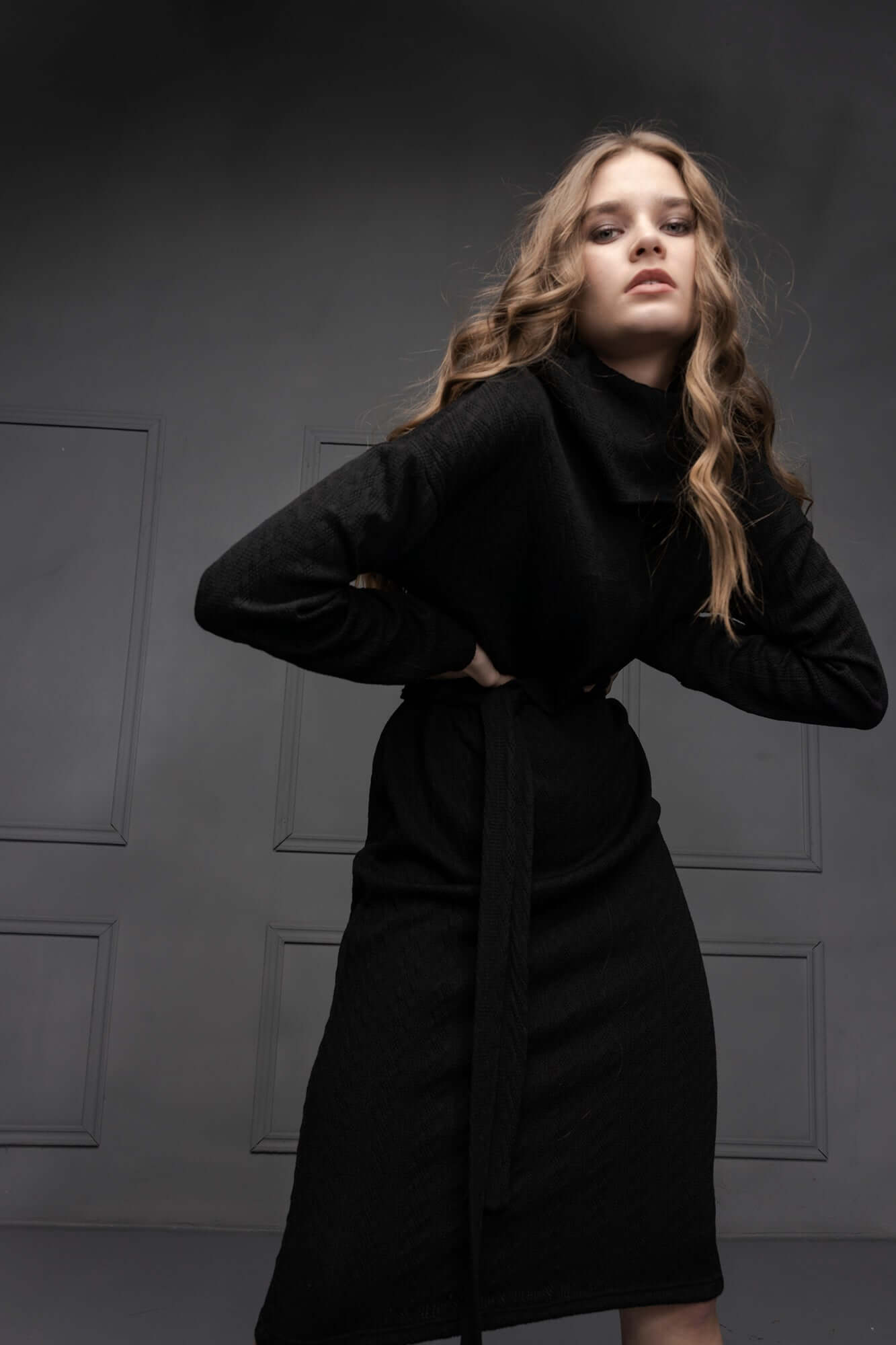 rochie neagra crosetata cu guler si maneca lunga