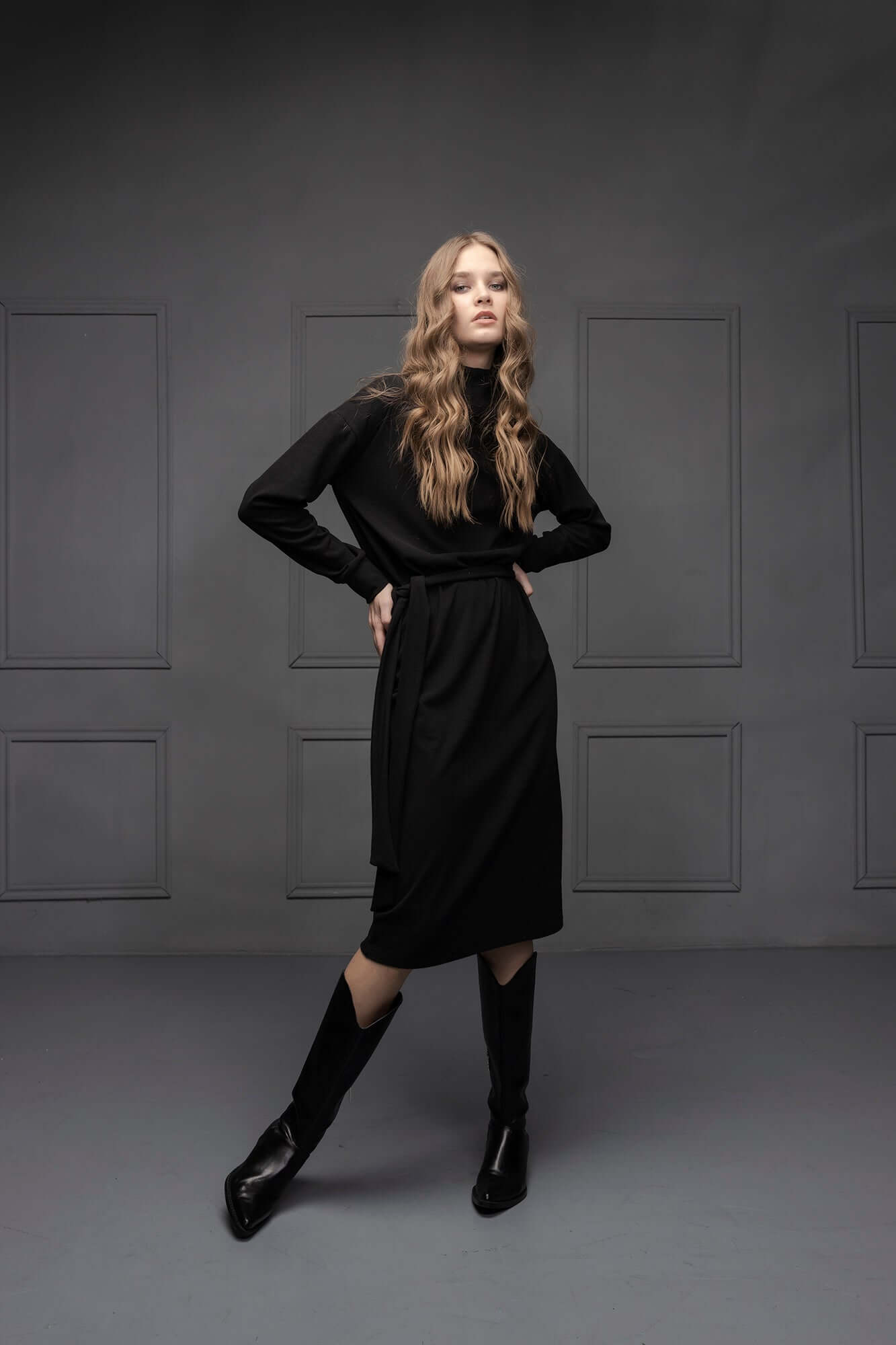 rochie neagra crosetata cu guler si maneca lunga