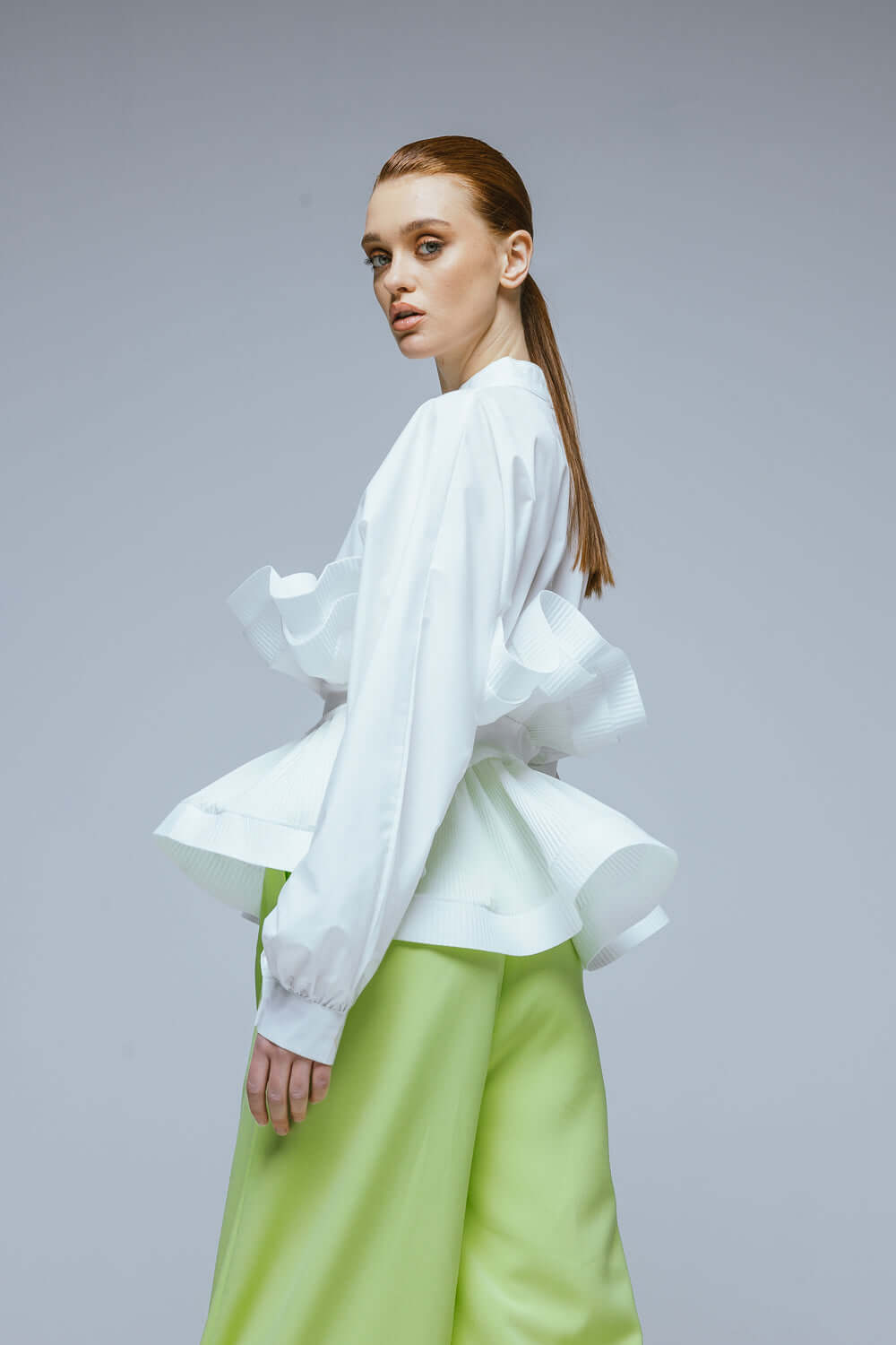 camasa alba cu volane si maneca lunga