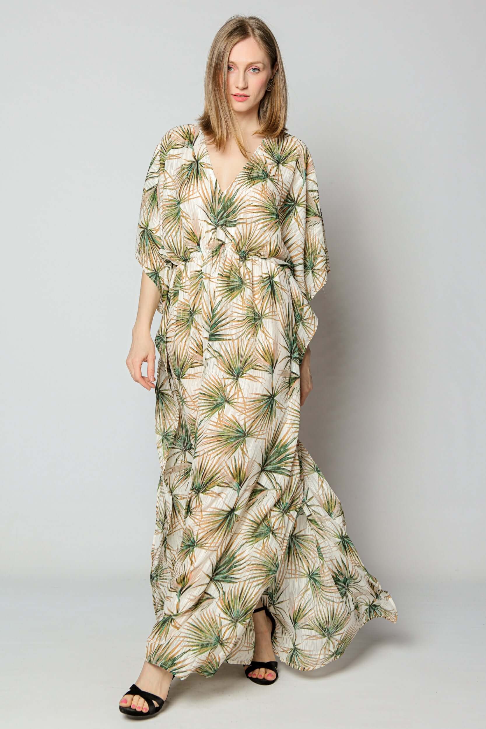 rochie lunga de plaja crem cu frunze verzi si insertii aurii