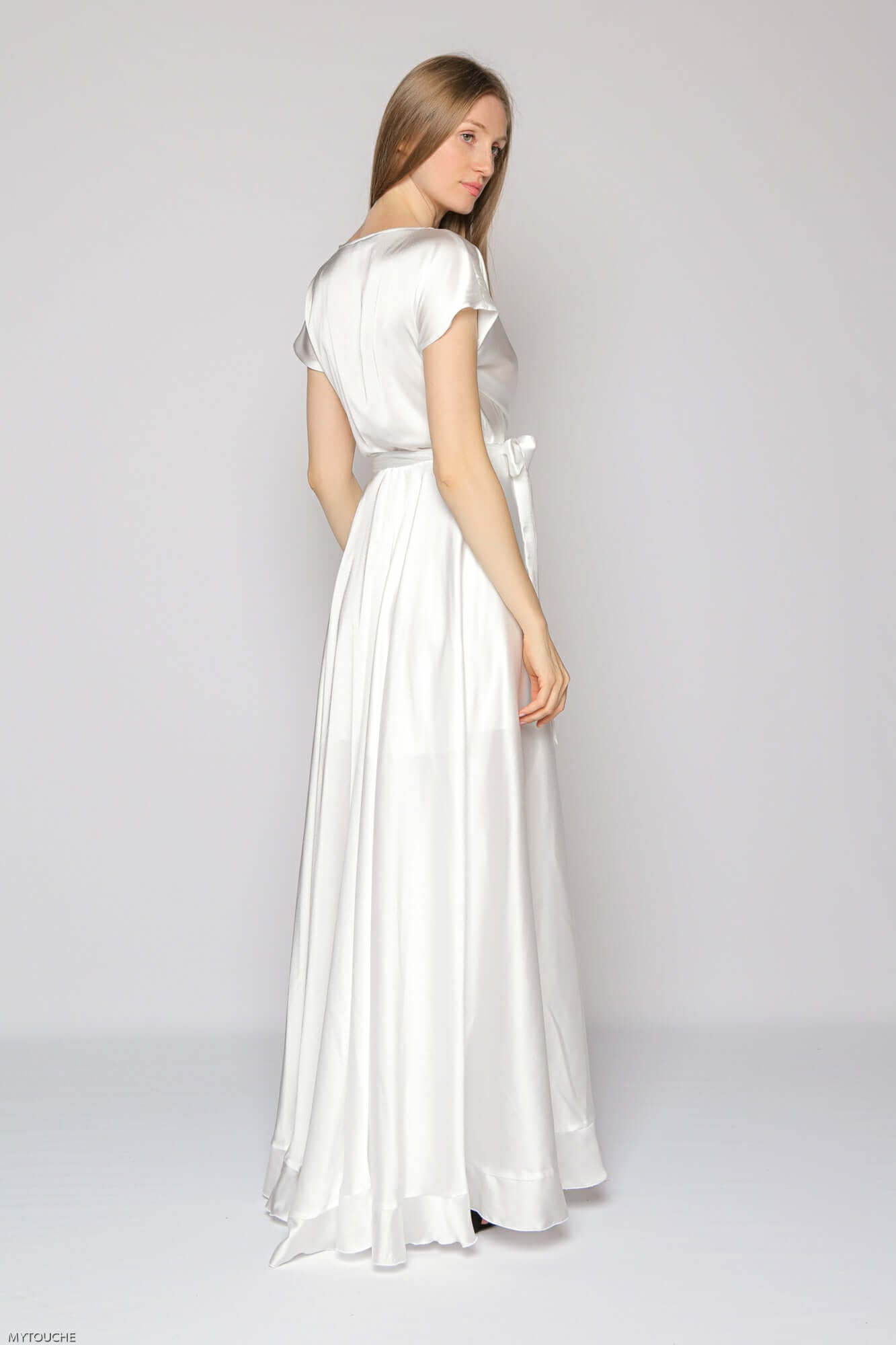 rochie lunga alba vaporoasa cu cordon si volanase