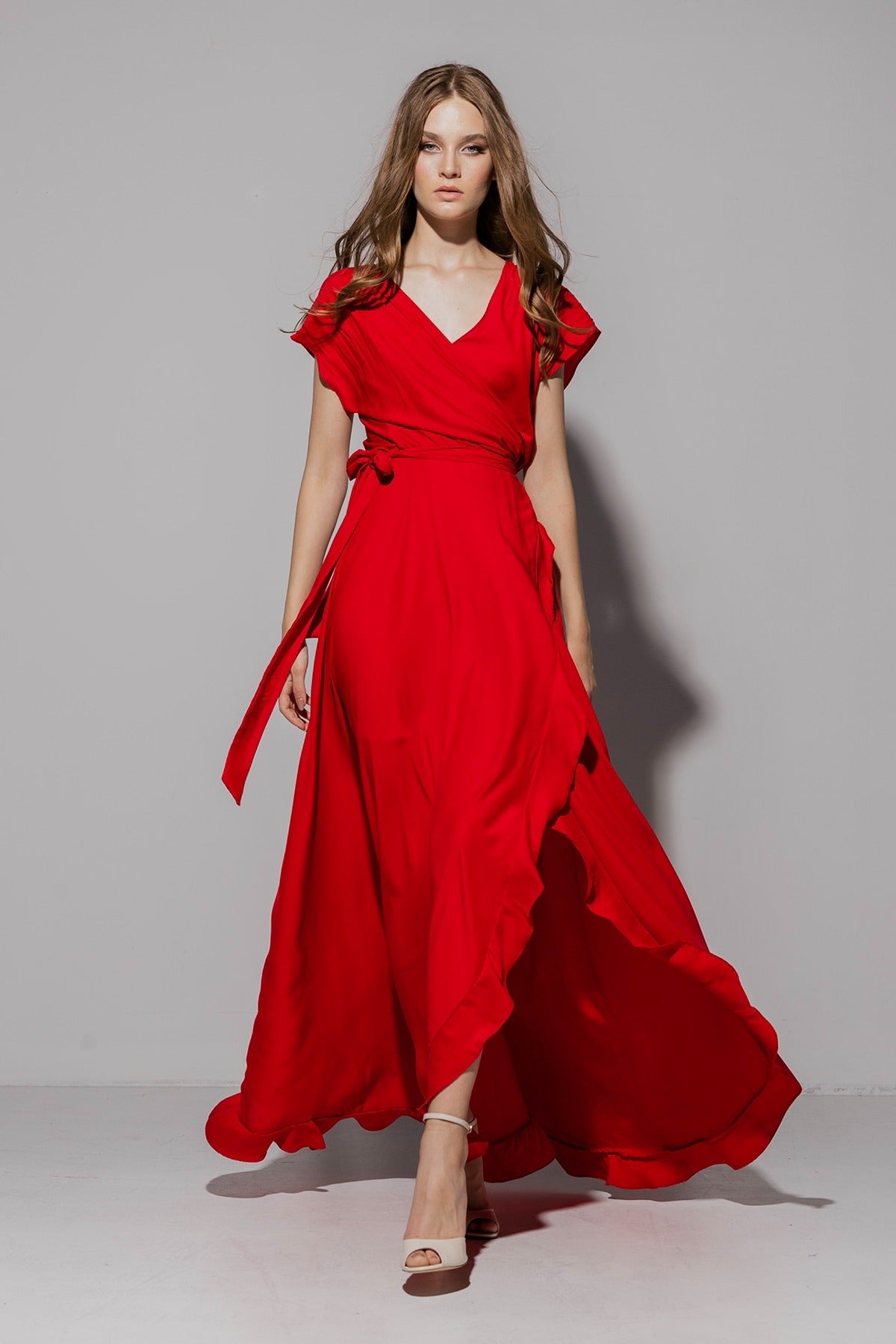 rochie lunga vaporoasa rosie cu cordon si volanase